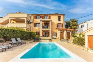 willa z basenem przed domem w obiekcie Villa Krasa sea view apartmants with pool w mieście Ližnjan