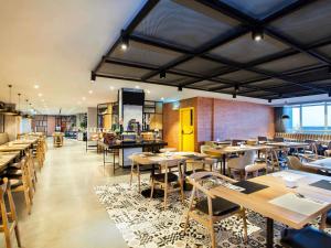 ibis Styles Bekasi Jatibening餐厅或其他用餐的地方