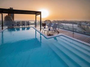 Bazén v ubytování Mercure St. Julian's Malta nebo v jeho okolí + 37 fotografií