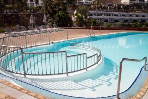 A piscina localizada em Holiday Club Playa Amadores ou nos arredores