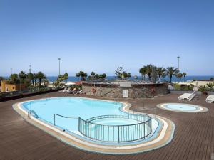 A piscina localizada em Holiday Club Playa Amadores ou nos arredores