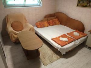 Postel nebo postele na pokoji v ubytování Exit festival house stay