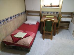 Postel nebo postele na pokoji v ubytování Exit festival house stay