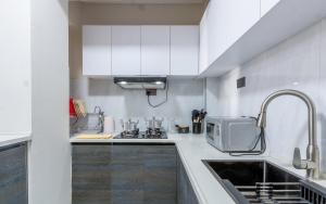 Kuchyň nebo kuchyňský kout v ubytování Yaya Apartments
