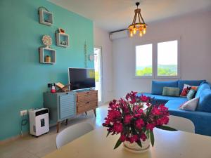 TV a/nebo společenská místnost v ubytování The Coastal Blue Apartment 125