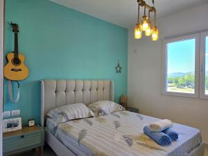 Postel nebo postele na pokoji v ubytování The Coastal Blue Apartment 125