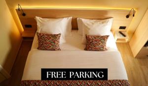 un letto con un cartello di parcheggio gratuito sopra di Hotel-Restaurant Stand'Inn a Foetz