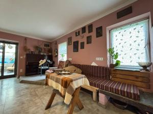 Posezení v ubytování Etno Rekreacia Tabatadze, With in Door & Out door pool