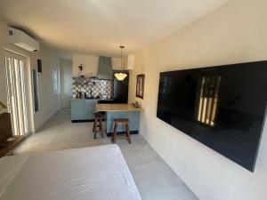 Una sala de estar con una mesa y una cocina. en Studio Sea View Steps to Przno beach w Parking Villa Olive, en Pržno