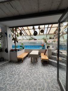 Bazén v ubytování Etno Rekreacia Tabatadze, With in Door & Out door pool nebo v jeho okolí + 37 fotografií