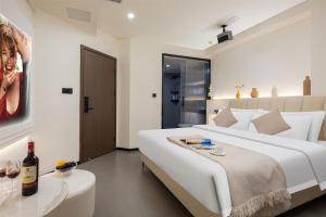 Postel nebo postele na pokoji v ubytování Changsha AquaEdge Hotel Wuyi Square长沙悦己阅湘江酒店
