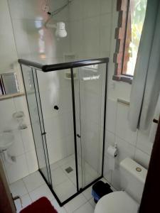 a bathroom with a shower and a toilet at L&M Housing Apartamentos y casa in Búzios
