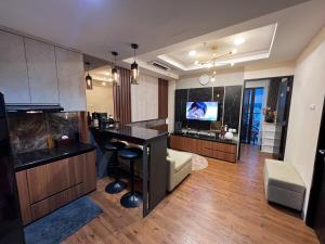 KejayanにあるLSuites roomsのバー付きのキッチン、リビングルームが備わります。