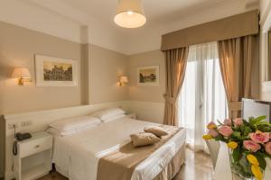 Un pat sau paturi într-o cameră la Hotel Modigliani