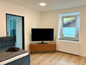 Μια τηλεόραση ή/και κέντρο ψυχαγωγίας στο LYMA Suites - Apartment S66