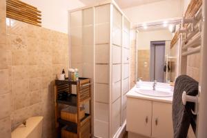 une salle de bain avec un lavabo et une douche dans l'établissement Appartement Cosy avec Vue Mer au 4e, à Valras-Plage