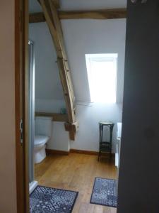 ein Badezimmer mit Toilette und Fenster in der Unterkunft la Metairie in Montvalent