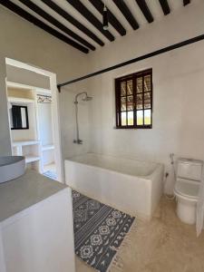 Ένα μπάνιο στο Hidden Gem 5 Bed Villa in Shela with Pool and AC +17 φωτογραφίες