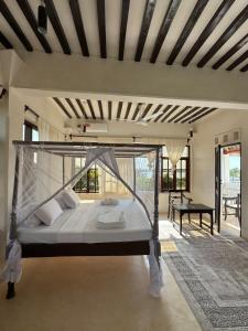 Ένα ή περισσότερα κρεβάτια σε δωμάτιο στο Hidden Gem 5 Bed Villa in Shela with Pool and AC