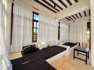 Ένα ή περισσότερα κρεβάτια σε δωμάτιο στο Hidden Gem 5 Bed Villa in Shela with Pool and AC