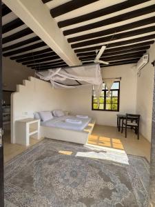 Ένα ή περισσότερα κρεβάτια σε δωμάτιο στο Hidden Gem 5 Bed Villa in Shela with Pool and AC