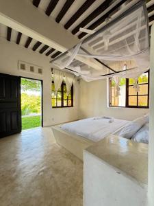 Ένα ή περισσότερα κρεβάτια σε δωμάτιο στο Hidden Gem 5 Bed Villa in Shela with Pool and AC