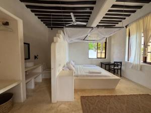 Ένα ή περισσότερα κρεβάτια σε δωμάτιο στο Hidden Gem 5 Bed Villa in Shela with Pool and AC