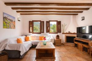 Телевизор и/или развлекательный центр в Villa Sa Paissa Sea Views