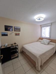 ラ・ガルド・フレネにある2-room apartment near St-Tropezのベッドとテーブルのある寝室 +9枚の写真