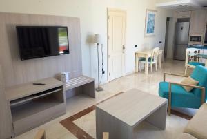 Uma TV ou centro de entretenimento em Holiday Club Playa Amadores