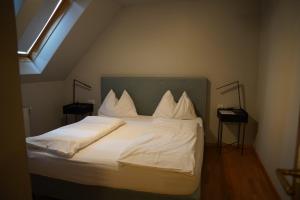 En eller flere senger på et rom på Hotel Der Greif