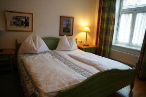En eller flere senger på et rom på Hotel Der Greif