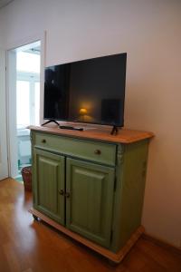 En TV eller et underholdningssystem på Hotel Der Greif