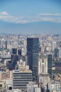 成都成都茂业JW万豪酒店的享有大城市和建筑的景色