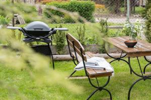 a grill and a picnic table in a garden at Willa Polana pod Nosalem in Zakopane