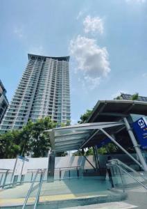 un edificio alto frente a un edificio en 辉煌象神庙主路地铁旁 全配套设施高端公寓 网红打卡地, en Bangkok 41 fotos más
