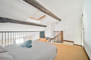 Ένα ή περισσότερα κρεβάτια σε δωμάτιο στο Apartment in the heart of Nîmes' historic center +9 φωτογραφίες