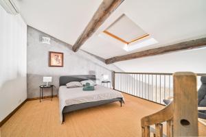 Ένα ή περισσότερα κρεβάτια σε δωμάτιο στο Apartment in the heart of Nîmes' historic center