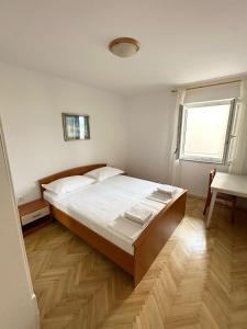 Posteľ alebo postele v izbe v ubytovaní Apartman Adriatic Pavlinovic - Makarska + 27 fotografií