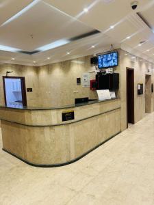 a lobby with a cash counter and a tv at شقق درة الغيم للشقق المخدومة in Taif
