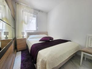 ウトイェハにあるMiLA - Hladna Uvalaのベッドと窓のある寝室