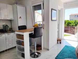 ウトイェハにあるMiLA - Hladna Uvalaのキッチン(カウンター、テーブル、椅子付) +19枚の写真