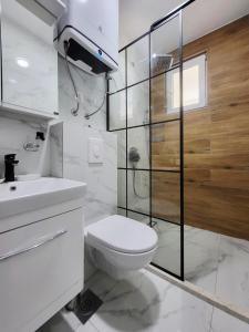 ウトイェハにあるMiLA - Hladna Uvalaのトイレとシャワー付きの白いバスルーム