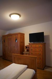En TV eller et underholdningssystem på Hotel Der Greif
