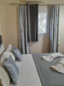 Postel nebo postele na pokoji v ubytování Logaki house