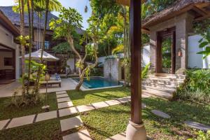 ジンバランにあるVilla Senada by Nakulaの裏庭(スイミングプール、家あり) +24枚の写真
