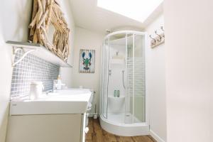 ein Badezimmer mit Waschbecken und Dusche in der Unterkunft La Do Ré - Élégante et chaleureuse maison à La Noue in Sainte-Marie-de-Ré