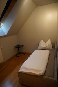En eller flere senger på et rom på Hotel Der Greif