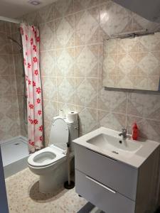 ein Badezimmer mit Toilette und Waschbecken in der Unterkunft Engy2 in Lens
