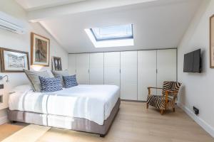 a bedroom with a large bed and a skylight at Villa Elisa - Maison esprit loft 500m plage in Biarritz